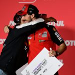 Jorge Martín y Pecco Bagnaia se abrazan tras la rueda de prensa del jueves en Barcelona