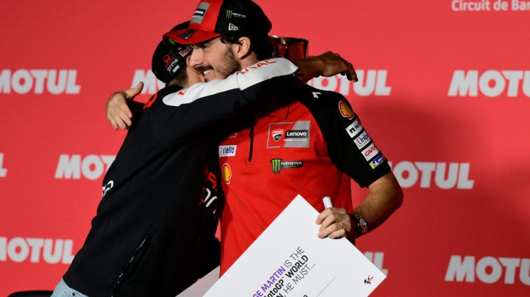 Jorge Martín y Pecco Bagnaia se abrazan tras la rueda de prensa del jueves en Barcelona