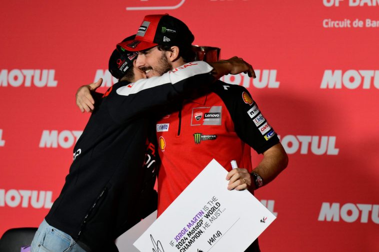 Jorge Martín y Pecco Bagnaia se abrazan tras la rueda de prensa del jueves en Barcelona