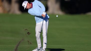 Luke Clanton, estudiante de tercer año de Florida State, realiza un tiro al noveno green del campo Plantation del Sea Island Golf Club durante la segunda ronda del RSM Classic el 22 de noviembre.