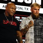 Mike Tyson (izquierda) y Jake Paul (derecha) pelearán dentro del ring de boxeo el próximo viernes por la noche