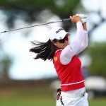 EWA BEACH, HAWAII - 9 DE NOVIEMBRE: Lim Kim de Corea del Sur juega un tiro en el hoyo 11 durante la ronda final del Campeonato LOTTE presentado por Hoakalei 2024 en Hoakalei Country Club el 9 de noviembre de 2024 en Ewa Beach, Hawaii. (Foto de Maddie Meyer/Getty Images)