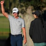 El estadounidense Maverick McNealy celebra tras realizar un putt para birdie en el hoyo 18 para ganar el RSM Classic del PGA Tour de EE. UU. (Kevin C. Cox)