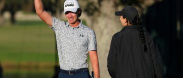 El estadounidense Maverick McNealy celebra tras realizar un putt para birdie en el hoyo 18 para ganar el RSM Classic del PGA Tour de EE. UU. (Kevin C. Cox)