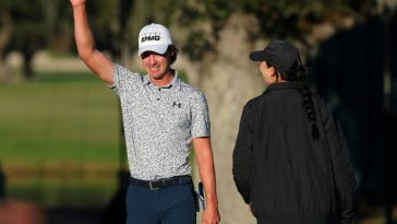 El estadounidense Maverick McNealy celebra tras realizar un putt para birdie en el hoyo 18 para ganar el RSM Classic del PGA Tour de EE. UU. (Kevin C. Cox)