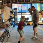 La megaestrella de Hollywood Chris Hemsworth llevó a su hijo a entrenar con el ex boxeador y propietario de un gimnasio de Hollywood, Justin Fortune.