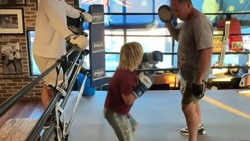 La megaestrella de Hollywood Chris Hemsworth llevó a su hijo a entrenar con el ex boxeador y propietario de un gimnasio de Hollywood, Justin Fortune.