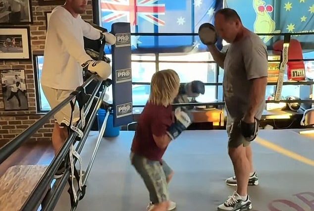 La megaestrella de Hollywood Chris Hemsworth llevó a su hijo a entrenar con el ex boxeador y propietario de un gimnasio de Hollywood, Justin Fortune.