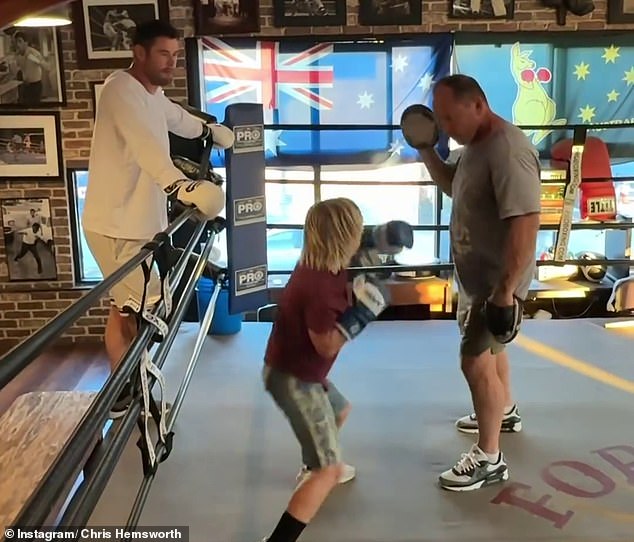 La megaestrella de Hollywood Chris Hemsworth llevó a su hijo a entrenar con el ex boxeador y propietario de un gimnasio de Hollywood, Justin Fortune.