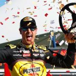 Joey Logano en el carril de la victoria en Las Vegas Motor Speedway - NASCAR Cup Series