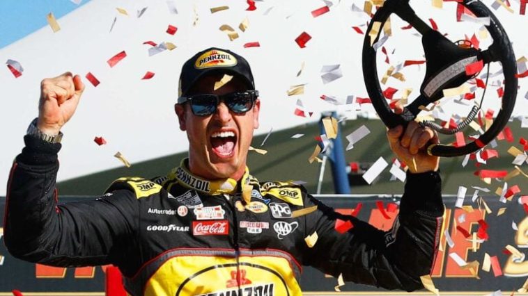 Joey Logano en el carril de la victoria en Las Vegas Motor Speedway - NASCAR Cup Series