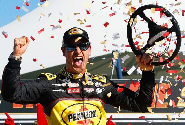 Joey Logano en el carril de la victoria en Las Vegas Motor Speedway - NASCAR Cup Series