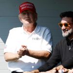 26 de mayo de 2023; Washington, DC, Estados Unidos; El expresidente Donald Trump hace gestos a los fanáticos desde una suite de hospitalidad en el green 18 mientras está de pie junto a Yasir Al-Rumayyan durante la primera ronda del torneo LIV Golf DC 2023 en el Trump National Golf Club en Sterling, Virginia. Crédito obligatorio: Geoff Burke- Deportes de EE.UU. HOY