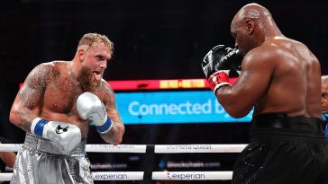 Jake Paul le saca la lengua a Mike Tyson después de recibir un golpe en la barbilla durante su victoria