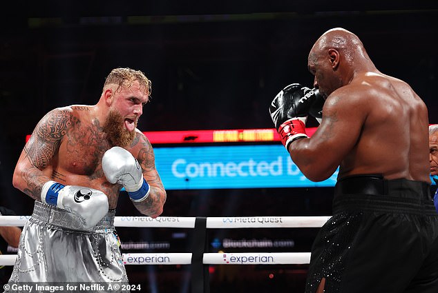 Jake Paul le saca la lengua a Mike Tyson después de recibir un golpe en la barbilla durante su victoria