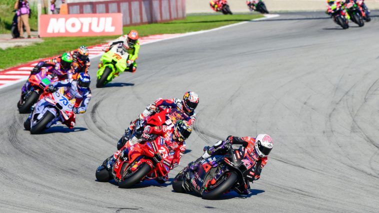 Enea Bastianini lucha contra Aleix Espargaró durante el Gran Premio Solidario