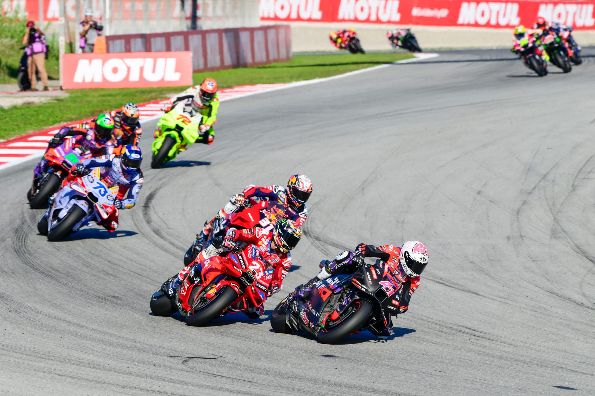 Enea Bastianini lucha contra Aleix Espargaró durante el Gran Premio Solidario