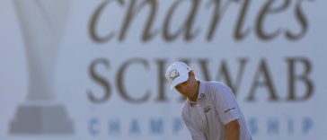 Steven Alker llega al green 18 durante la ronda final del Campeonato de la Copa Charles Schwab 2023 en Phoenix Country Club en Phoenix.