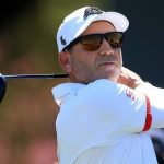 Sergio García con gafas de sol con un palo de golf después de realizar un tiro