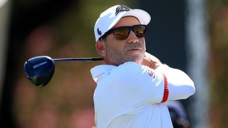 Sergio García con gafas de sol con un palo de golf después de realizar un tiro