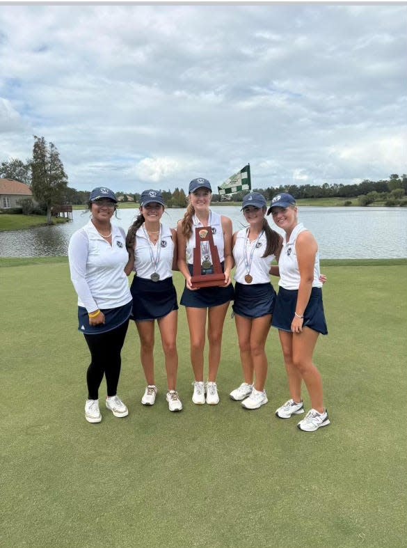 McKeel ganó el torneo de golf femenino Clase 2A Región 3 en The Club at Eaglebrooke el lunes 4 de noviembre de 2024. De izquierda a derecha están Diya Kavalackal, Ava Bustos, Georgia Spence, Caroline DeKalb y Carly McKnight.