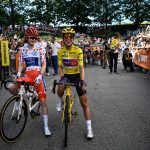 La ciclista polaca del equipo Canyon//SRAM Racing, Katarzyna Niewiadoma (C), se ríe junto al ciclista holandés del equipo Fenix-Deceuninck, Puck Pieterse (L), en la línea de salida de la sexta etapa (de 8) de la tercera edición de la carrera ciclista del Tour de Francia femenino. , 159,2 km de Remiremont a Morteau, en Francia, el 16 de agosto de 2024. (Foto de JULIEN DE ROSA /AFP)