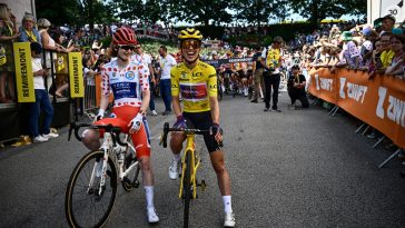 La ciclista polaca del equipo Canyon//SRAM Racing, Katarzyna Niewiadoma (C), se ríe junto al ciclista holandés del equipo Fenix-Deceuninck, Puck Pieterse (L), en la línea de salida de la sexta etapa (de 8) de la tercera edición de la carrera ciclista del Tour de Francia femenino. , 159,2 km de Remiremont a Morteau, en Francia, el 16 de agosto de 2024. (Foto de JULIEN DE ROSA /AFP)