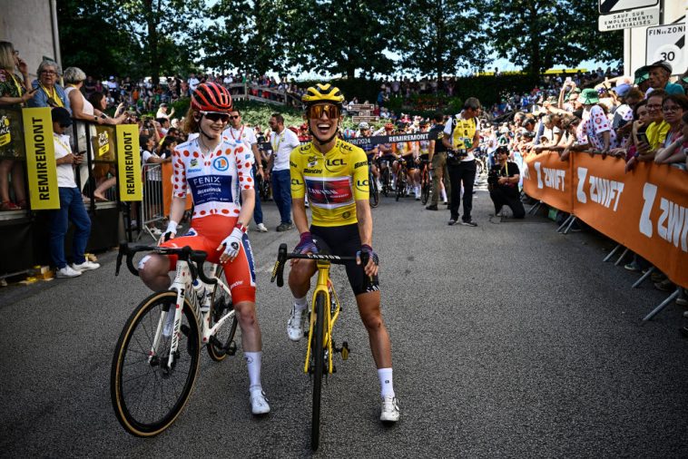 La ciclista polaca del equipo Canyon//SRAM Racing, Katarzyna Niewiadoma (C), se ríe junto al ciclista holandés del equipo Fenix-Deceuninck, Puck Pieterse (L), en la línea de salida de la sexta etapa (de 8) de la tercera edición de la carrera ciclista del Tour de Francia femenino. , 159,2 km de Remiremont a Morteau, en Francia, el 16 de agosto de 2024. (Foto de JULIEN DE ROSA /AFP)