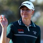 El golfista inglés Charley Hull sostiene la pelota después de realizar un putt durante la tercera ronda del Annika.