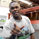 Israel Adesanya regresa al campo de entrenamiento para la próxima pelea | Video