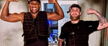 Anthony Joshua (izquierda) fotografiado sonriendo con Jake Paul (derecha) en una publicación en las redes sociales de 2022.