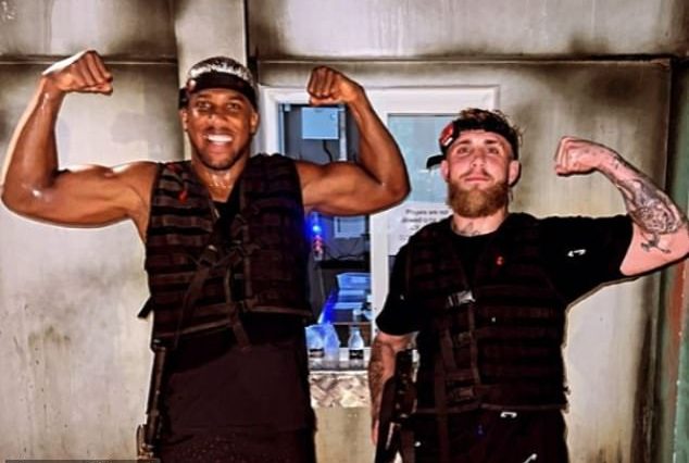 Anthony Joshua (izquierda) fotografiado sonriendo con Jake Paul (derecha) en una publicación en las redes sociales de 2022.