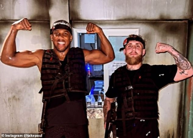 Anthony Joshua (izquierda) fotografiado sonriendo con Jake Paul (derecha) en una publicación en las redes sociales de 2022.