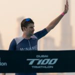 Retiro de la línea de meta de David McNamee T100 Dubai