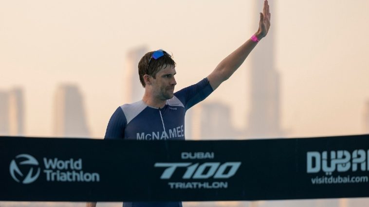 Retiro de la línea de meta de David McNamee T100 Dubai