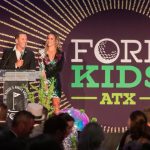 Sergio y Ángela García en el evento Fore Kids ATX en Austin, Texas. El evento recaudó 2 millones de dólares. (Foto de Tyler Schmitt/Cortesía de Fore Kids ATX)