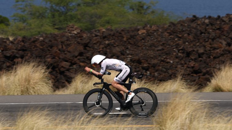 Kieran Lindars Campeonato del Mundo IRONMAN 2024 Kona bicicleta [Photo credit: Ezra Shaw | Getty Images for IRONMAN]