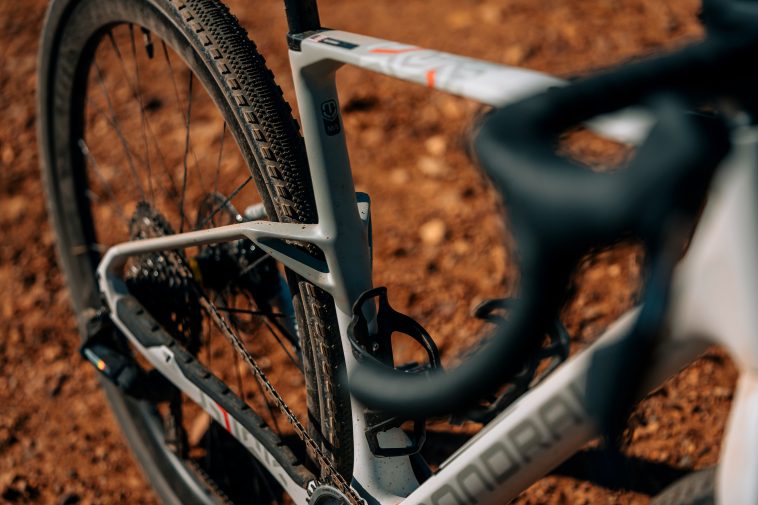 Una foto de los tirantes caídos del Mondraker Arid