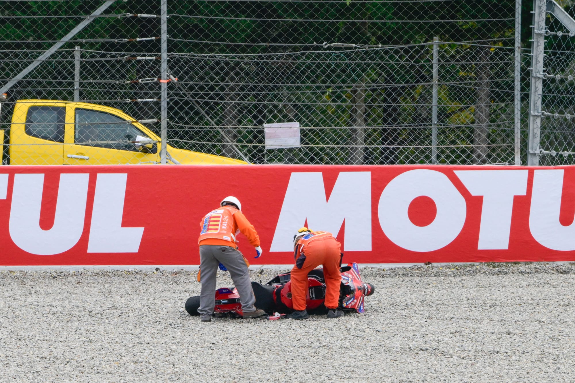 La moto de Pecco Bagnaia se estrelló en la curva 1