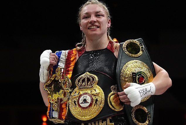 Lauren Price (en la foto de arriba) hará la primera defensa de sus títulos mundiales el sábado 14 de diciembre en el Centro de Exposiciones de Liverpool.