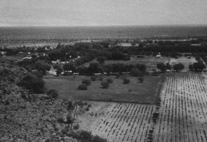 Campo de golf Mashie en The Desert Inn visto desde las montañas de Palm Springs, California. En la parte superior izquierda está el propio Desert Inn.