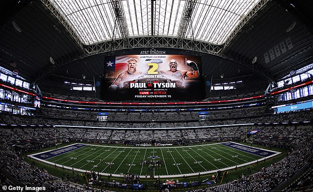 Las entradas restantes para Mike Tyson vs Jake Paul se están vendiendo a un precio con descuento en un intento por llenar el estadio AT&T de Arlington en Texas.