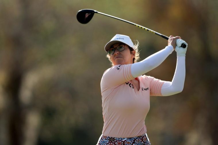 Marina Alex juega su tiro desde el tercer tee durante la primera ronda del CME Group Tour Championship 2024 en Tiburon Golf Club en Nápoles.