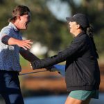 Maverick McNealy celebra su victoria en el RSM Classic el domingo con su esposa Maya Daniels. McNealy hizo birdie en el último hoyo en el Sea Island Golf Club Seaside Course para ganar por un tiro.