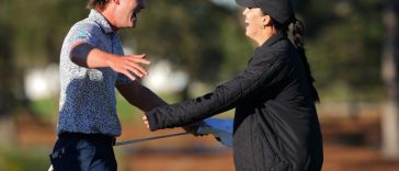 Maverick McNealy celebra su victoria en el RSM Classic el domingo con su esposa Maya Daniels. McNealy hizo birdie en el último hoyo en el Sea Island Golf Club Seaside Course para ganar por un tiro.