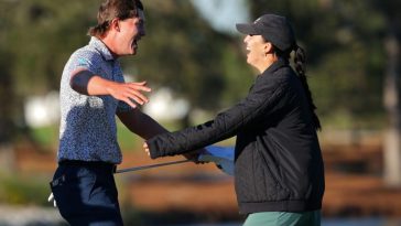 Maverick McNealy celebra su victoria en el RSM Classic el domingo con su esposa Maya Daniels. McNealy hizo birdie en el último hoyo en el Sea Island Golf Club Seaside Course para ganar por un tiro.