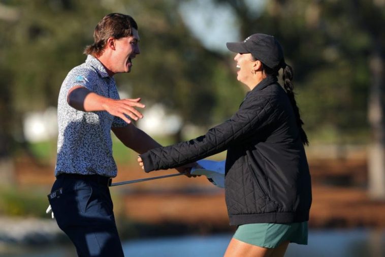 Maverick McNealy celebra su victoria en el RSM Classic el domingo con su esposa Maya Daniels. McNealy hizo birdie en el último hoyo en el Sea Island Golf Club Seaside Course para ganar por un tiro.