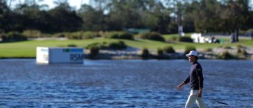 Maverick McNealy camina hacia el noveno green del Seaside Course durante la primera ronda del RSM Classic el 21 de noviembre en el Sea Island Golf Club en St. Simons Island, Georgia.