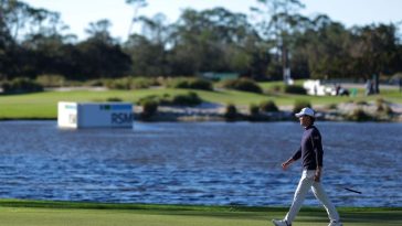 Maverick McNealy camina hacia el noveno green del Seaside Course durante la primera ronda del RSM Classic el 21 de noviembre en el Sea Island Golf Club en St. Simons Island, Georgia.