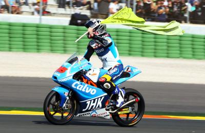 Maverick Viñales gana el título de Moto3 2013.